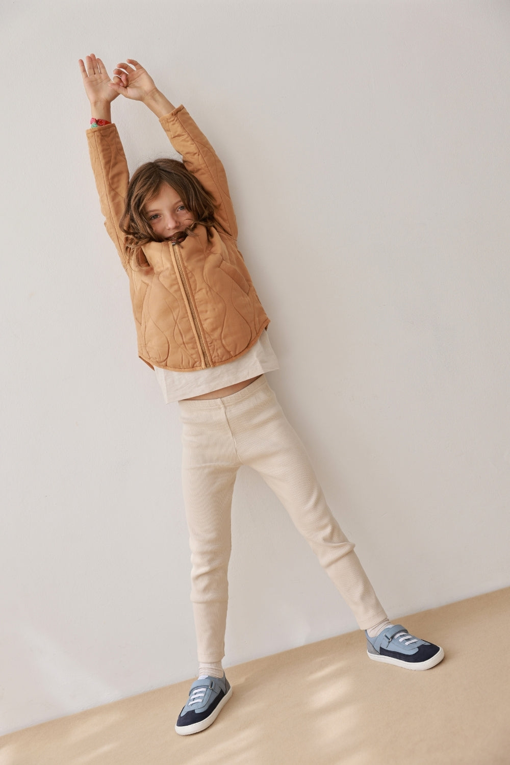 Zapatillas Berlin en color Azul, calzado barefoot para niños de pies libres, flexibles, ergonómicas y ligeras, ideales para el desarrollo natural del pie infantil. 💡 Ideal para todo tipo de empeines.