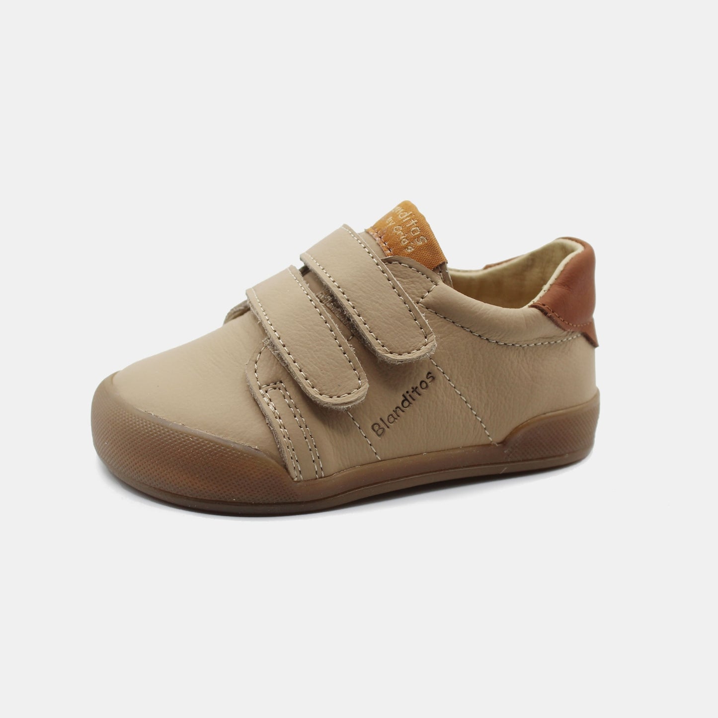 Zapatillas Londres en color Arena, calzado barefoot para niños de pies libres, flexibles, ergonómicas y ligeras, ideales para el desarrollo natural del pie infantil. 💡 Ideal para todo tipo de empeines.