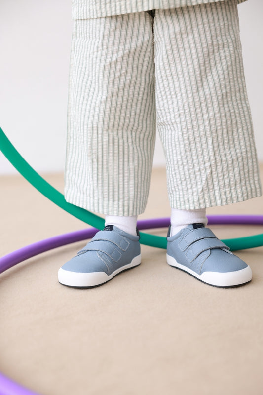 Zapatillas Londres en color Azul, calzado barefoot para niños de pies libres, flexibles, ergonómicas y ligeras, ideales para el desarrollo natural del pie infantil. 💡 Ideal para todo tipo de empeines.