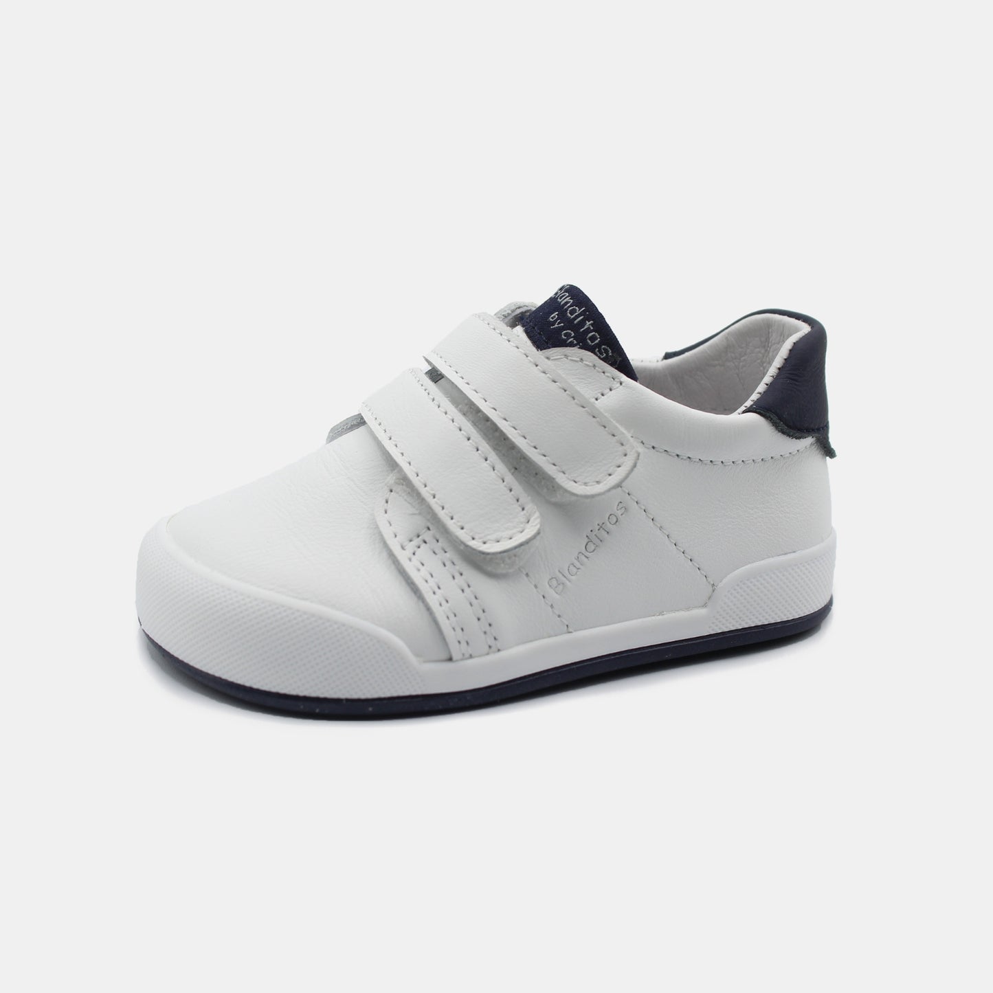 Zapatillas Londres en color Blanco, calzado barefoot para niños de pies libres, flexibles, ergonómicas y ligeras, ideales para el desarrollo natural del pie infantil. 💡 Ideal para todo tipo de empeines.