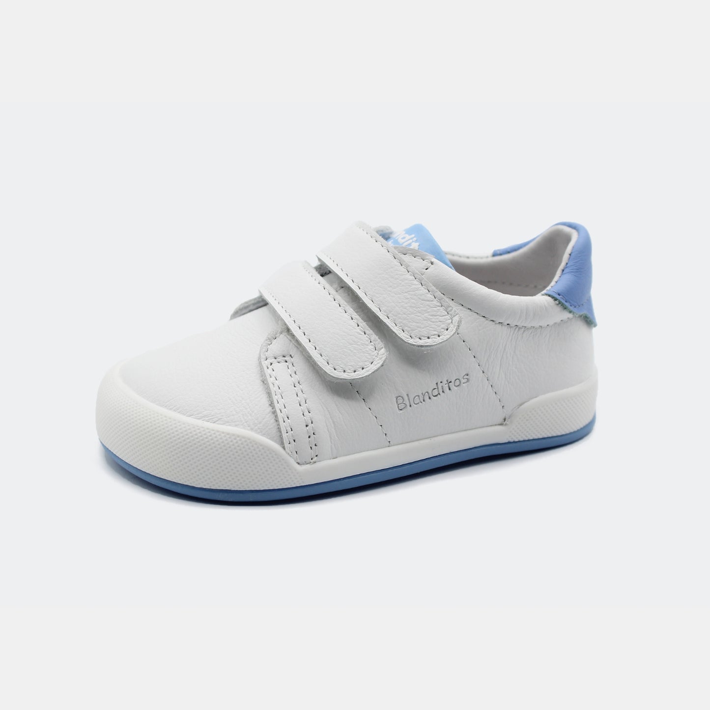 Zapatillas Londres en color Celeste, calzado barefoot para niños de pies libres, flexibles, ergonómicas y ligeras, ideales para el desarrollo natural del pie infantil. 💡 Ideal para todo tipo de empeines.