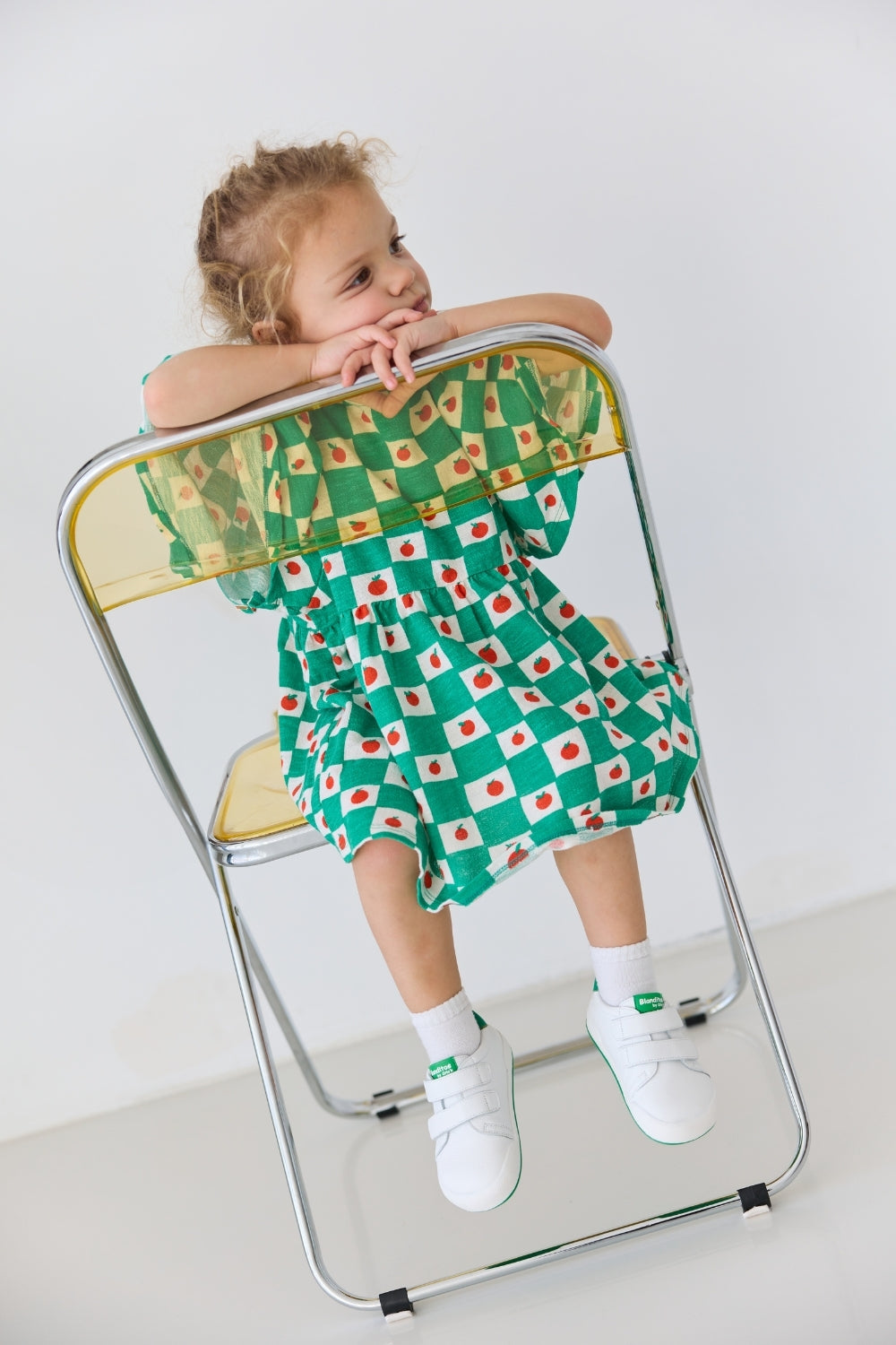 Zapatillas Londres en color Verde, calzado barefoot para niños de pies libres, flexibles, ergonómicas y ligeras, ideales para el desarrollo natural del pie infantil. 💡 Ideal para todo tipo de empeines.