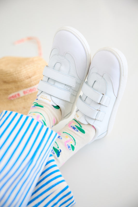 Zapatillas Marea en color Blanco, calzado barefoot para niños de pies libres, flexibles, ergonómicas y ligeras, ideales para el desarrollo natural del pie infantil. 💡 Ideal para todo tipo de empeines.