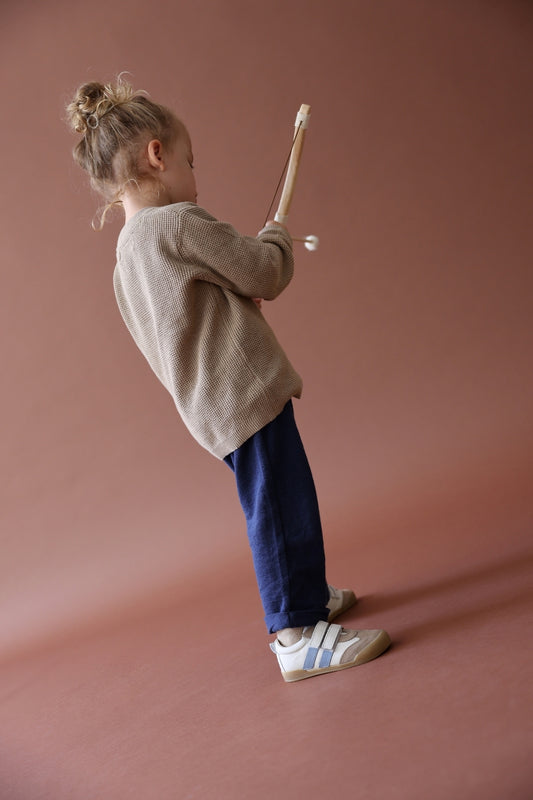 Zapatillas Milan en color Panna, calzado barefoot para niños de Pies Libres. Flexibles, ergonómicas y ligeras, ideales para el desarrollo natural del pie infantil. 💡 Ideal para todo tipo de empeines.