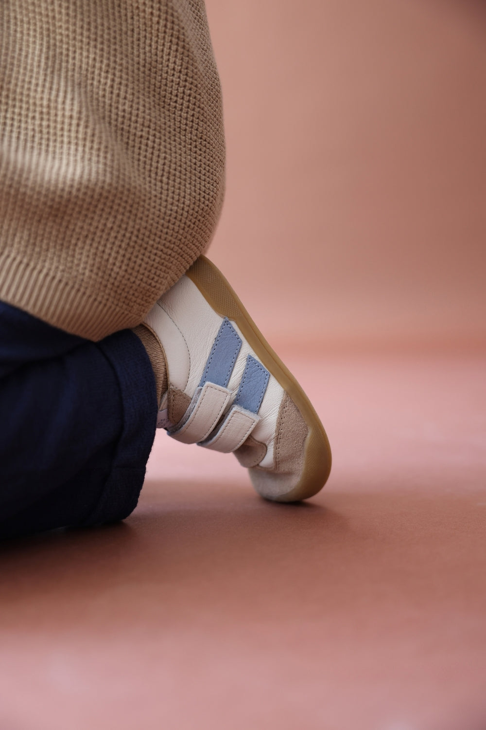 Zapatillas Milan en color Panna, calzado barefoot para niños de Pies Libres. Flexibles, ergonómicas y ligeras, ideales para el desarrollo natural del pie infantil. 💡 Ideal para todo tipo de empeines.