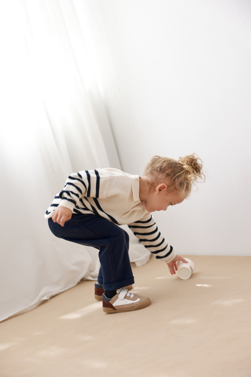 Zapatillas Modena en color Arena, calzado barefoot para niños de pies libres, flexibles, ergonómicas y ligeras, ideales para el desarrollo natural del pie infantil. 💡 Ideal para todo tipo de empeines.