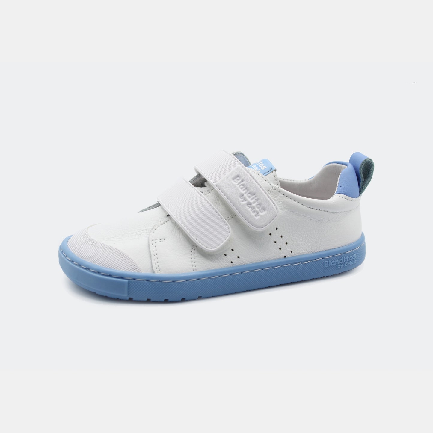 Zapatillas Rio en color Celeste, calzado barefoot para niños de pies libres, flexibles, ergonómicas y ligeras, ideales para el desarrollo natural del pie infantil. 💡 Ideal para todo tipo de empeines.