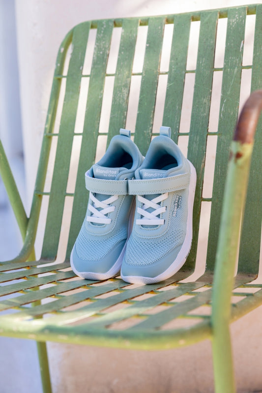 Zapatillas Venus en color Gris, calzado barefoot para niños de pies libres, flexibles, ergonómicas y ligeras, ideales para el desarrollo natural del pie infantil. 💡 Ideal para todo tipo de empeines.