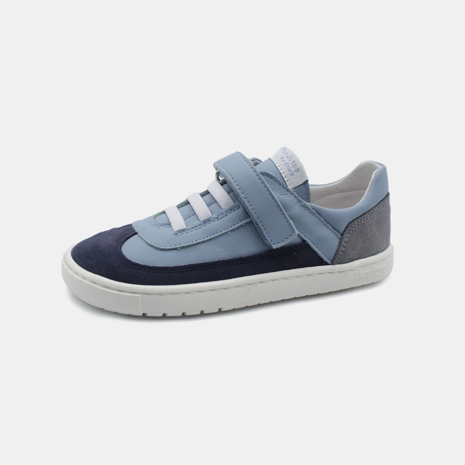 Zapatillas Berlin en color Azul, calzado barefoot para niños de pies libres, flexibles, ergonómicas y ligeras, ideales para el desarrollo natural del pie infantil. 💡 Ideal para todo tipo de empeines.