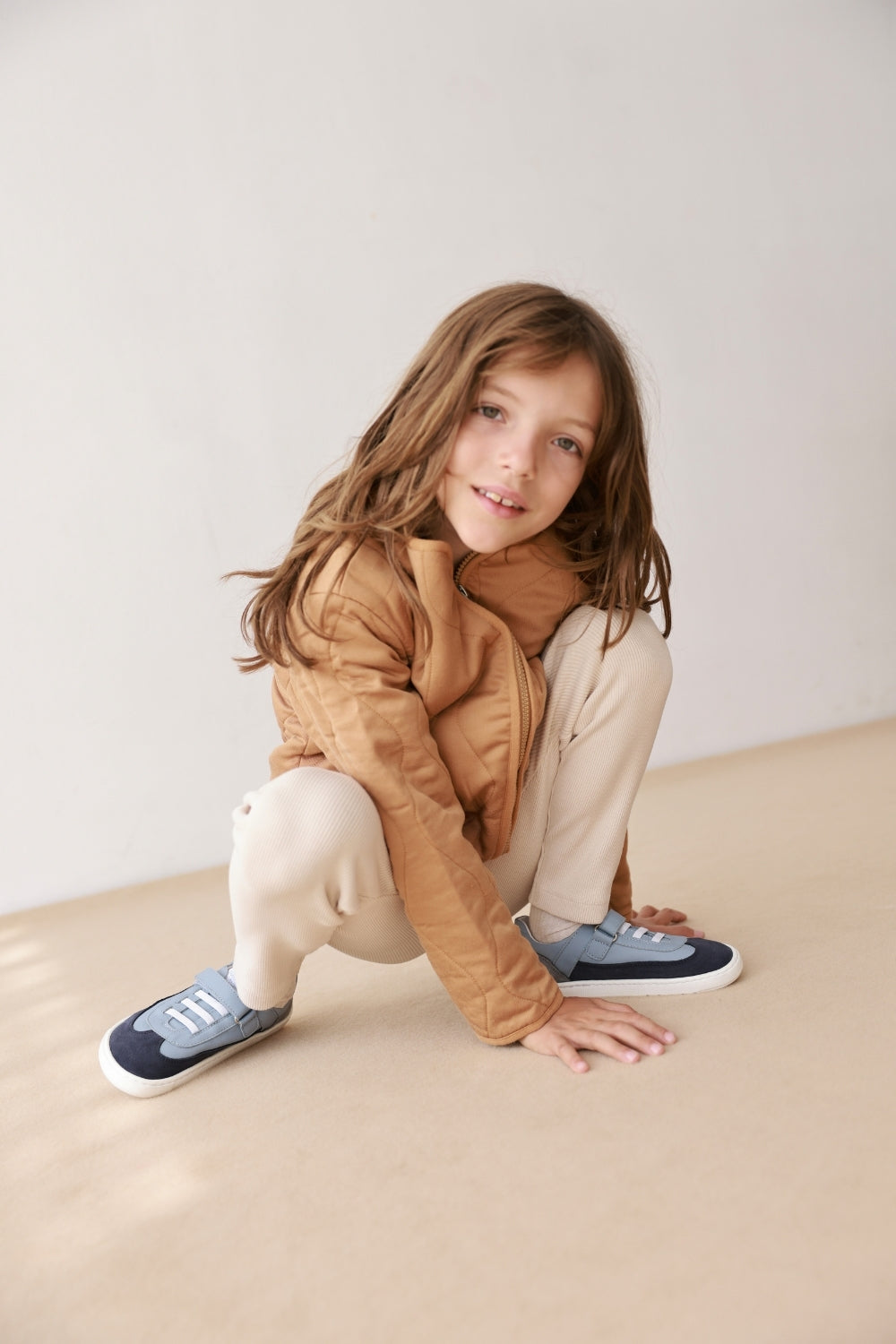 Zapatillas Berlin en color Azul, calzado barefoot para niños de pies libres, flexibles, ergonómicas y ligeras, ideales para el desarrollo natural del pie infantil. 💡 Ideal para todo tipo de empeines.