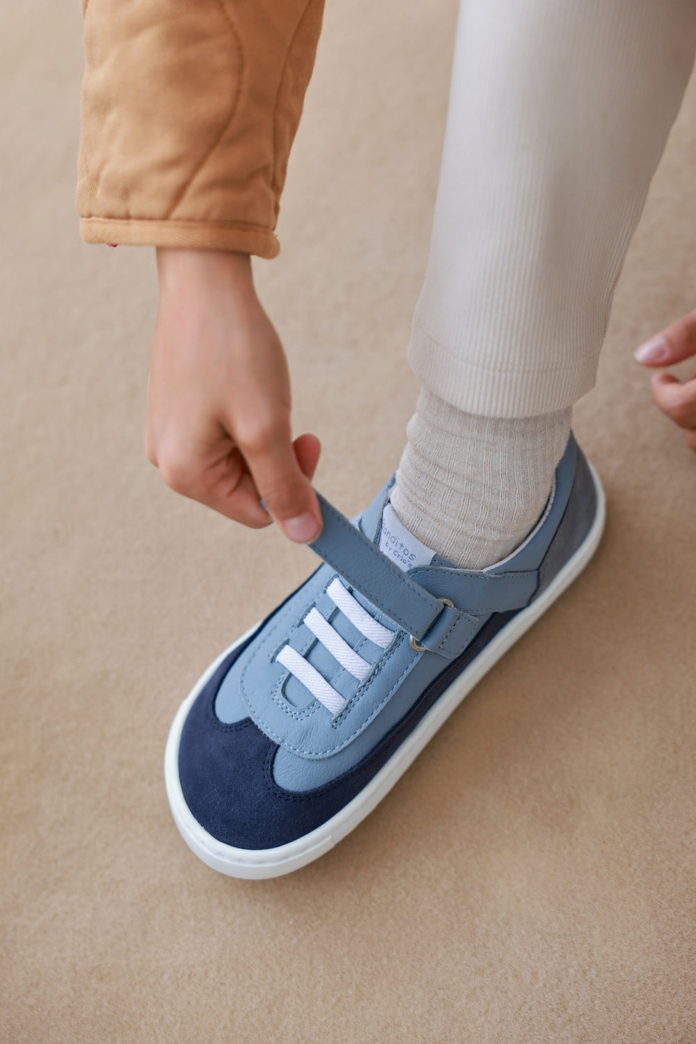 Zapatillas Berlin en color Azul, calzado barefoot para niños de pies libres, flexibles, ergonómicas y ligeras, ideales para el desarrollo natural del pie infantil. 💡 Ideal para todo tipo de empeines.