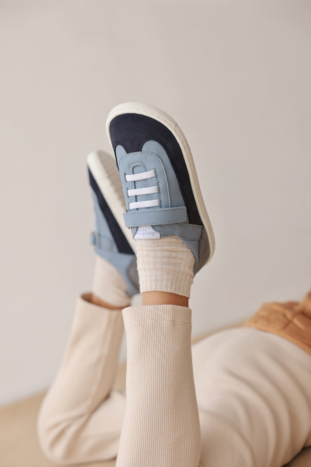 Zapatillas Berlin en color Azul, calzado barefoot para niños de pies libres, flexibles, ergonómicas y ligeras, ideales para el desarrollo natural del pie infantil. 💡 Ideal para todo tipo de empeines.