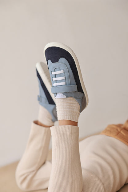 Zapatillas Berlin en color Azul, calzado barefoot para niños de pies libres, flexibles, ergonómicas y ligeras, ideales para el desarrollo natural del pie infantil. 💡 Ideal para todo tipo de empeines.