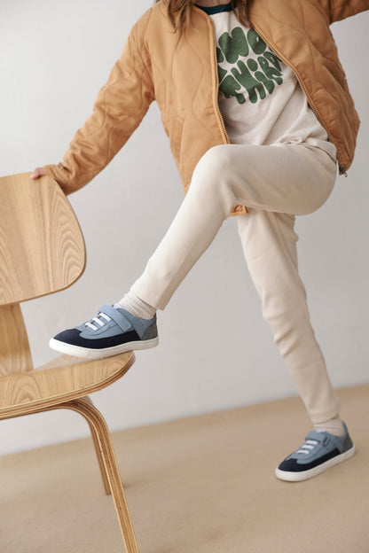 Zapatillas Berlin en color Azul, calzado barefoot para niños de pies libres, flexibles, ergonómicas y ligeras, ideales para el desarrollo natural del pie infantil. 💡 Ideal para todo tipo de empeines.