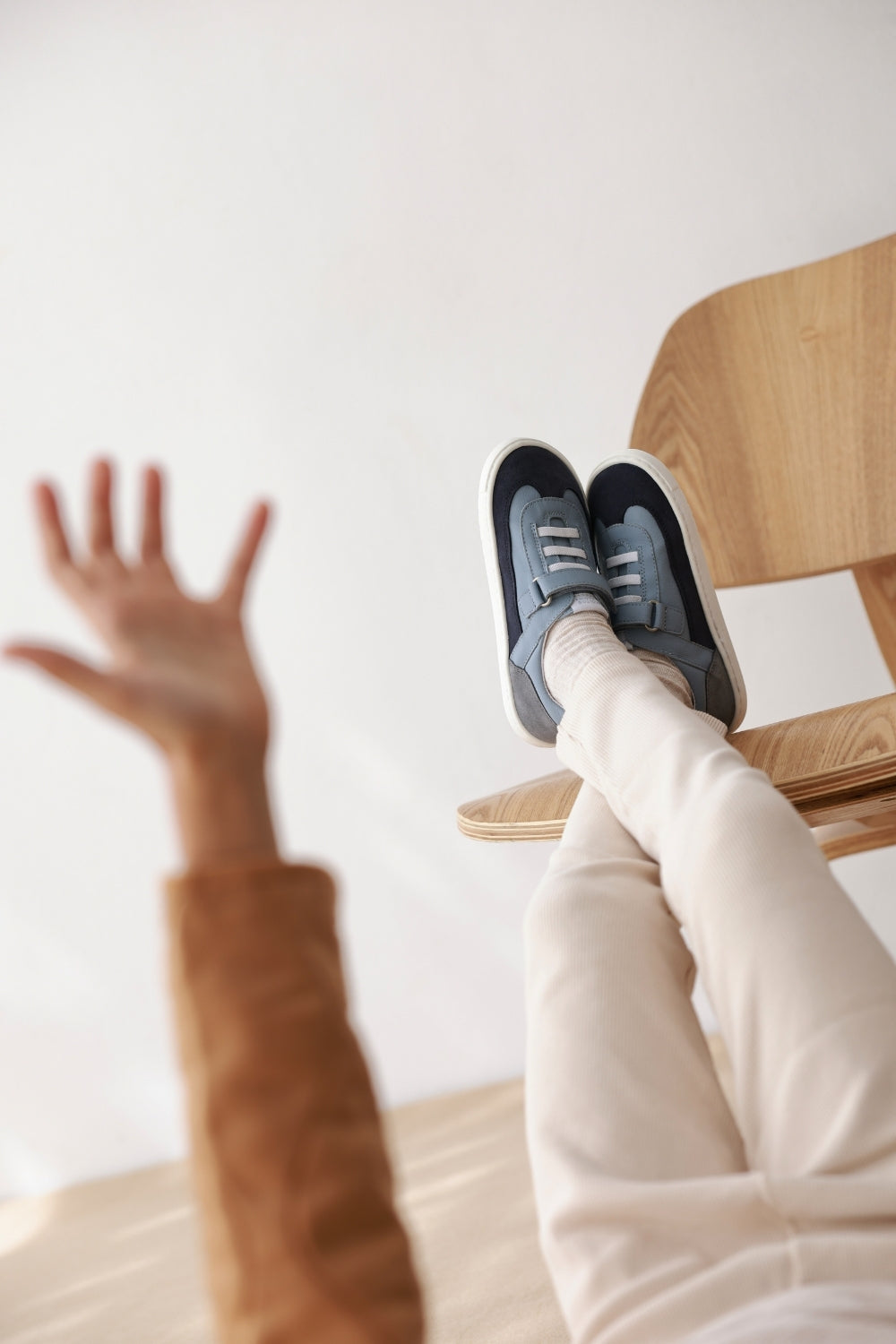 Zapatillas Berlin en color Azul, calzado barefoot para niños de pies libres, flexibles, ergonómicas y ligeras, ideales para el desarrollo natural del pie infantil. 💡 Ideal para todo tipo de empeines.