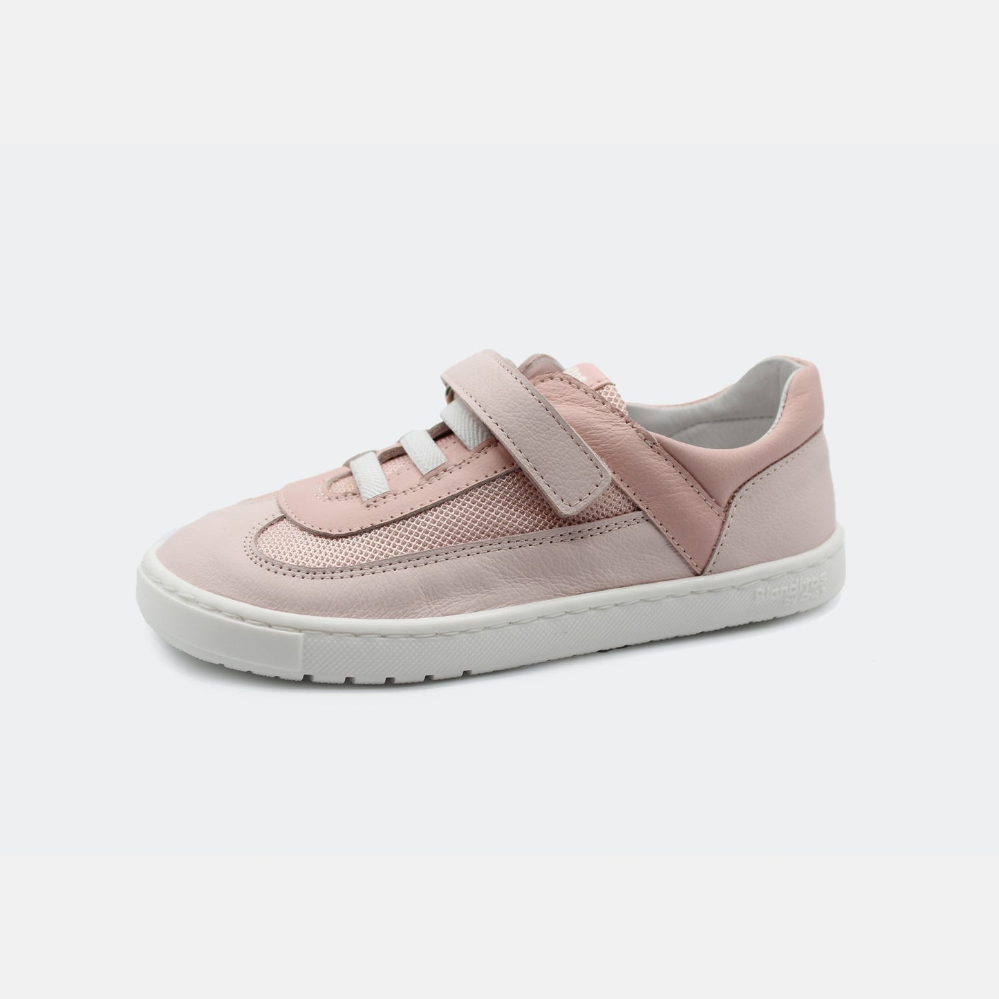 Zapatillas Berlin en color Rosita, calzado barefoot para niños de pies libres, flexibles, ergonómicas y ligeras, ideales para el desarrollo natural del pie infantil. 💡 Ideal para todo tipo de empeines.