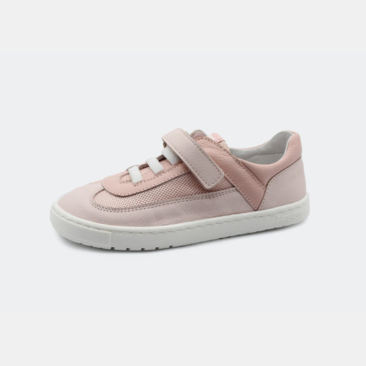 Zapatillas Berlin en color Rosita, calzado barefoot para niños de pies libres, flexibles, ergonómicas y ligeras, ideales para el desarrollo natural del pie infantil. 💡 Ideal para todo tipo de empeines.