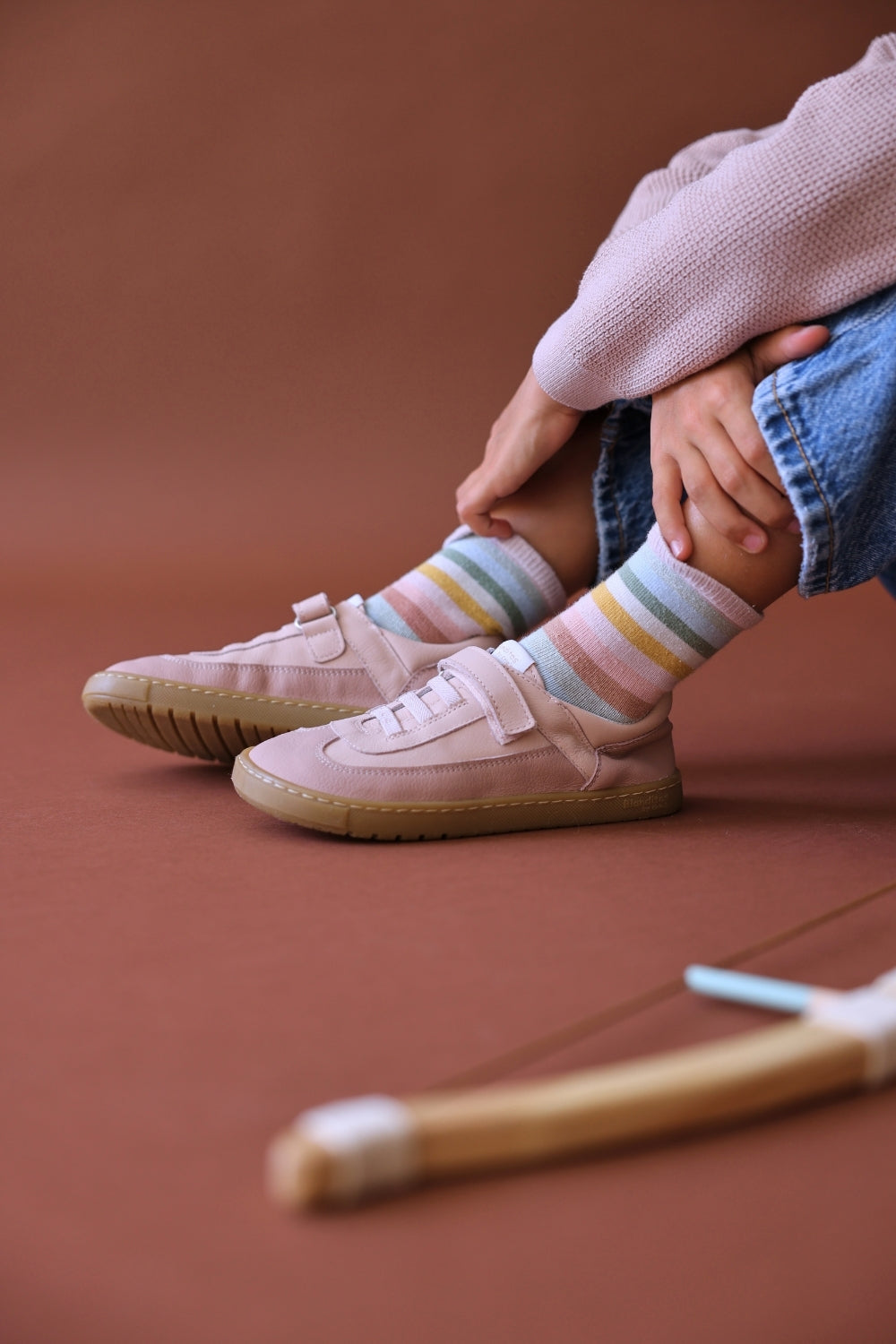 Zapatillas Berlin en color Rosita, calzado barefoot para niños de pies libres, flexibles, ergonómicas y ligeras, ideales para el desarrollo natural del pie infantil. 💡 Ideal para todo tipo de empeines.