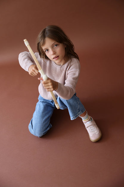 Zapatillas Berlin en color Rosita, calzado barefoot para niños de pies libres, flexibles, ergonómicas y ligeras, ideales para el desarrollo natural del pie infantil. 💡 Ideal para todo tipo de empeines.