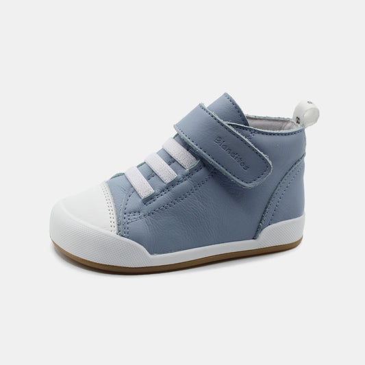 Zapatillas Boston en color Azul, calzado barefoot para niños de pies libres, flexibles, ergonómicas y ligeras, ideales para el desarrollo natural del pie infantil. 💡 Ideal para todo tipo de empeines.