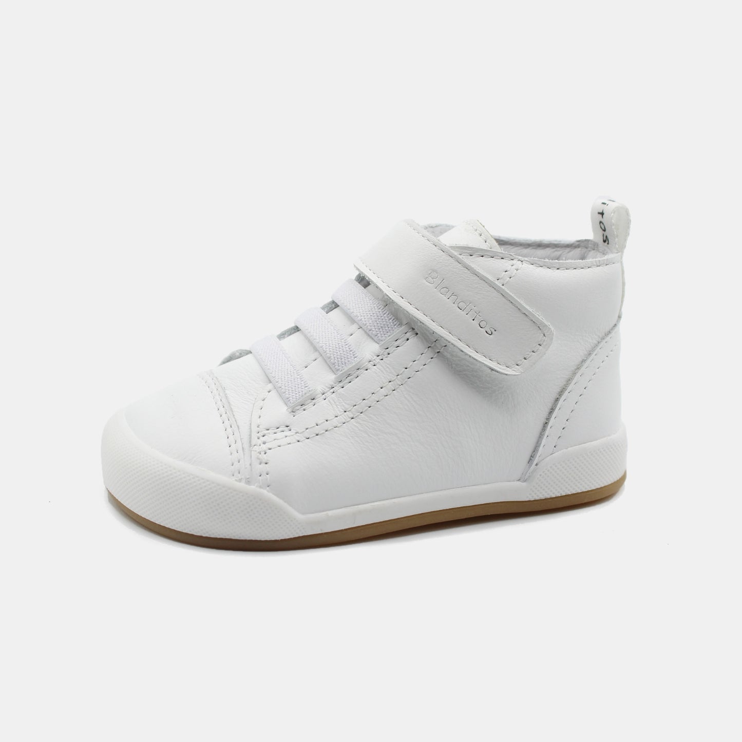 Zapatillas Boston en color Blanco, calzado barefoot para niños de pies libres, flexibles, ergonómicas y ligeras, ideales para el desarrollo natural del pie infantil. 💡 Ideal para todo tipo de empeines.