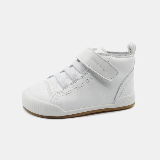 Zapatillas Boston en color Blanco, calzado barefoot para niños de pies libres, flexibles, ergonómicas y ligeras, ideales para el desarrollo natural del pie infantil. 💡 Ideal para todo tipo de empeines.