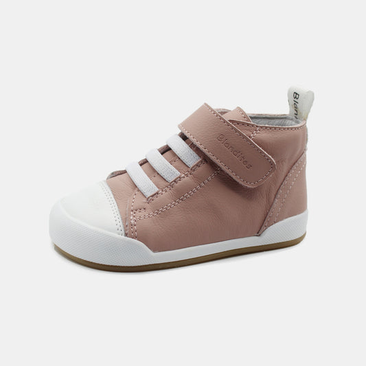 Zapatillas Boston en color Rosa, calzado barefoot para niños de pies libres, flexibles, ergonómicas y ligeras, ideales para el desarrollo natural del pie infantil. 💡 Ideal para todo tipo de empeines.