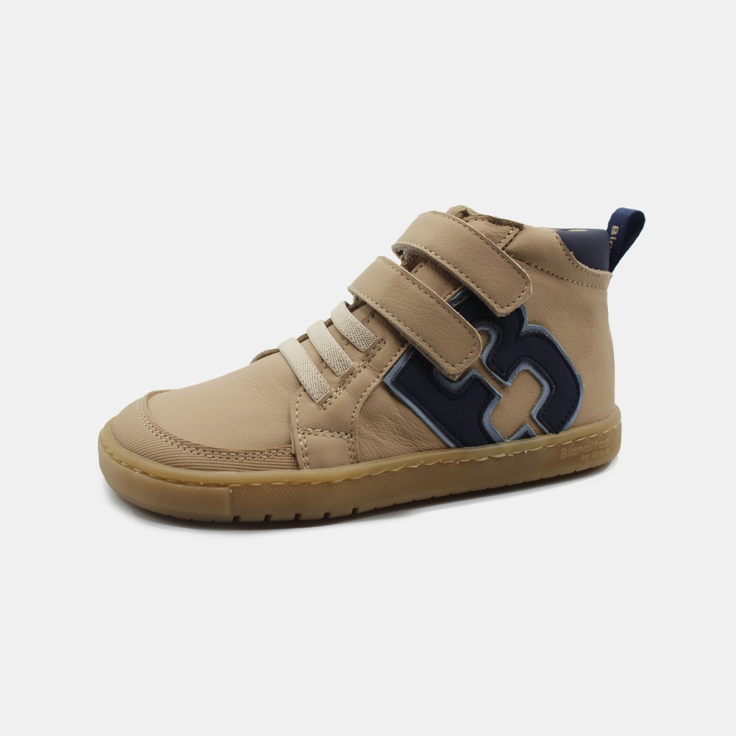 Zapatillas Berlin en color Arena, calzado barefoot para niños de pies libres, flexibles, ergonómicas y ligeras, ideales para el desarrollo natural del pie infantil. 💡 Ideal para todo tipo de empeines.