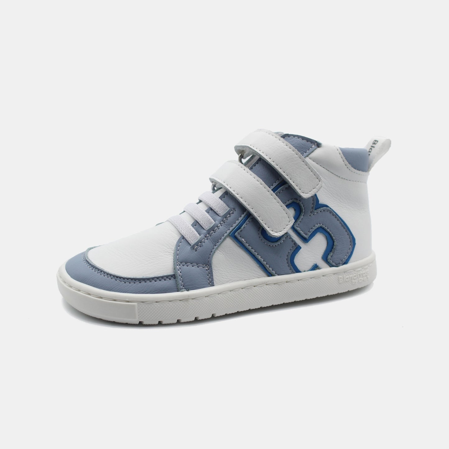 Zapatillas Berlin en color Azul, calzado barefoot para niños de pies libres, flexibles, ergonómicas y ligeras, ideales para el desarrollo natural del pie infantil. 💡 Ideal para todo tipo de empeines.