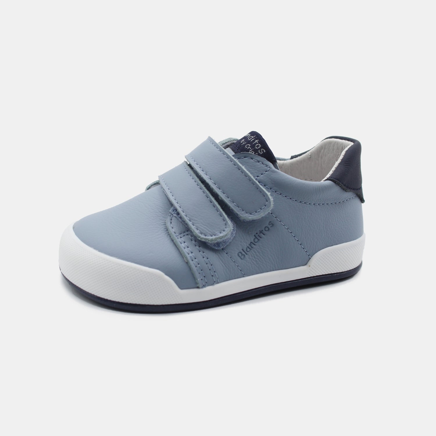 Zapatillas Londres en color Azul, calzado barefoot para niños de pies libres, flexibles, ergonómicas y ligeras, ideales para el desarrollo natural del pie infantil. 💡 Ideal para todo tipo de empeines.