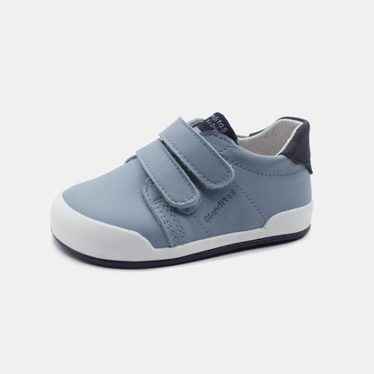 Zapatillas Londres en color Azul, calzado barefoot para niños de pies libres, flexibles, ergonómicas y ligeras, ideales para el desarrollo natural del pie infantil. 💡 Ideal para todo tipo de empeines.