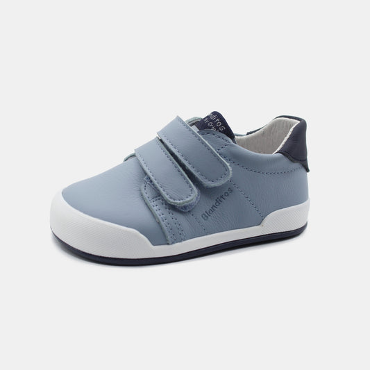 Zapatillas Londres en color Azul, calzado barefoot para niños de pies libres, flexibles, ergonómicas y ligeras, ideales para el desarrollo natural del pie infantil. 💡 Ideal para todo tipo de empeines.