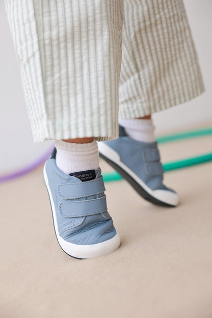 Zapatillas Londres en color Azul, calzado barefoot para niños de pies libres, flexibles, ergonómicas y ligeras, ideales para el desarrollo natural del pie infantil. 💡 Ideal para todo tipo de empeines.