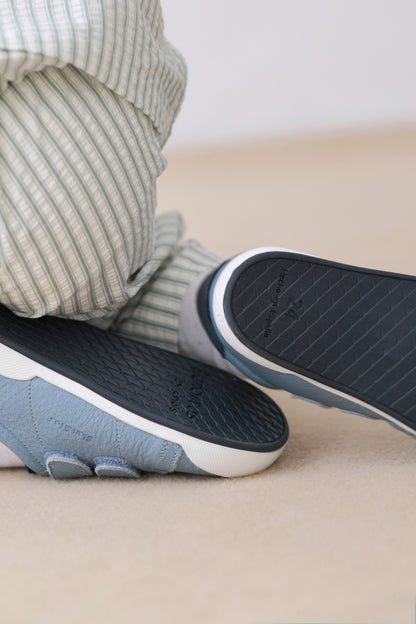 Zapatillas Londres en color Azul, calzado barefoot para niños de pies libres, flexibles, ergonómicas y ligeras, ideales para el desarrollo natural del pie infantil. 💡 Ideal para todo tipo de empeines.