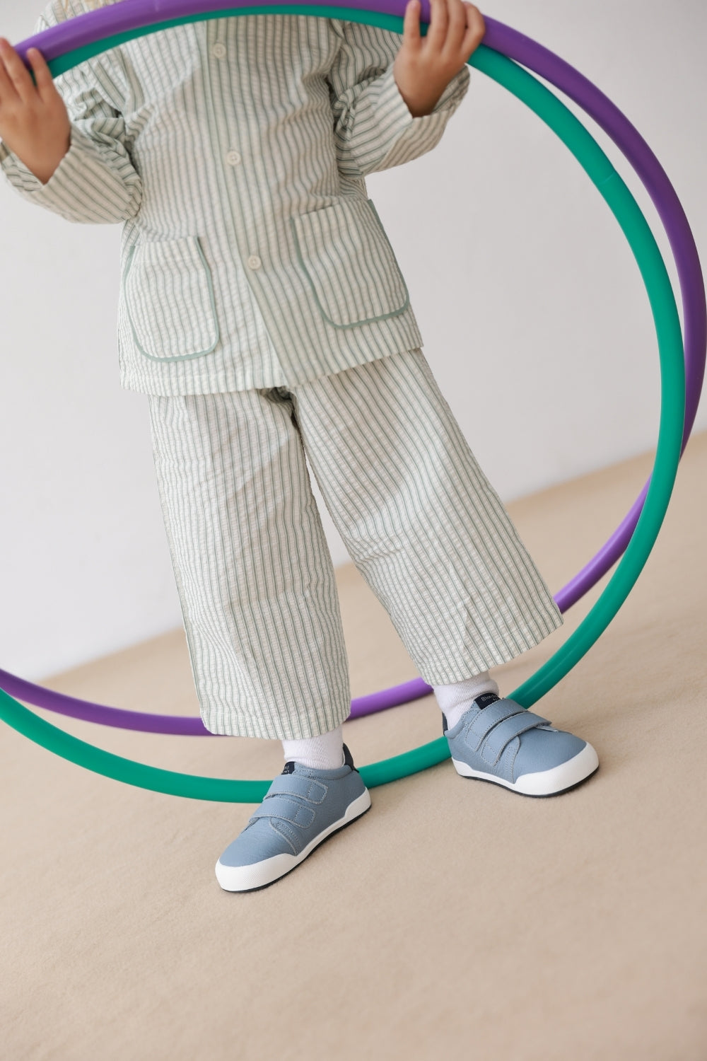 Zapatillas Londres en color Azul, calzado barefoot para niños de pies libres, flexibles, ergonómicas y ligeras, ideales para el desarrollo natural del pie infantil. 💡 Ideal para todo tipo de empeines.