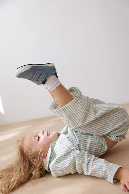 Zapatillas Londres en color Azul, calzado barefoot para niños de pies libres, flexibles, ergonómicas y ligeras, ideales para el desarrollo natural del pie infantil. 💡 Ideal para todo tipo de empeines.