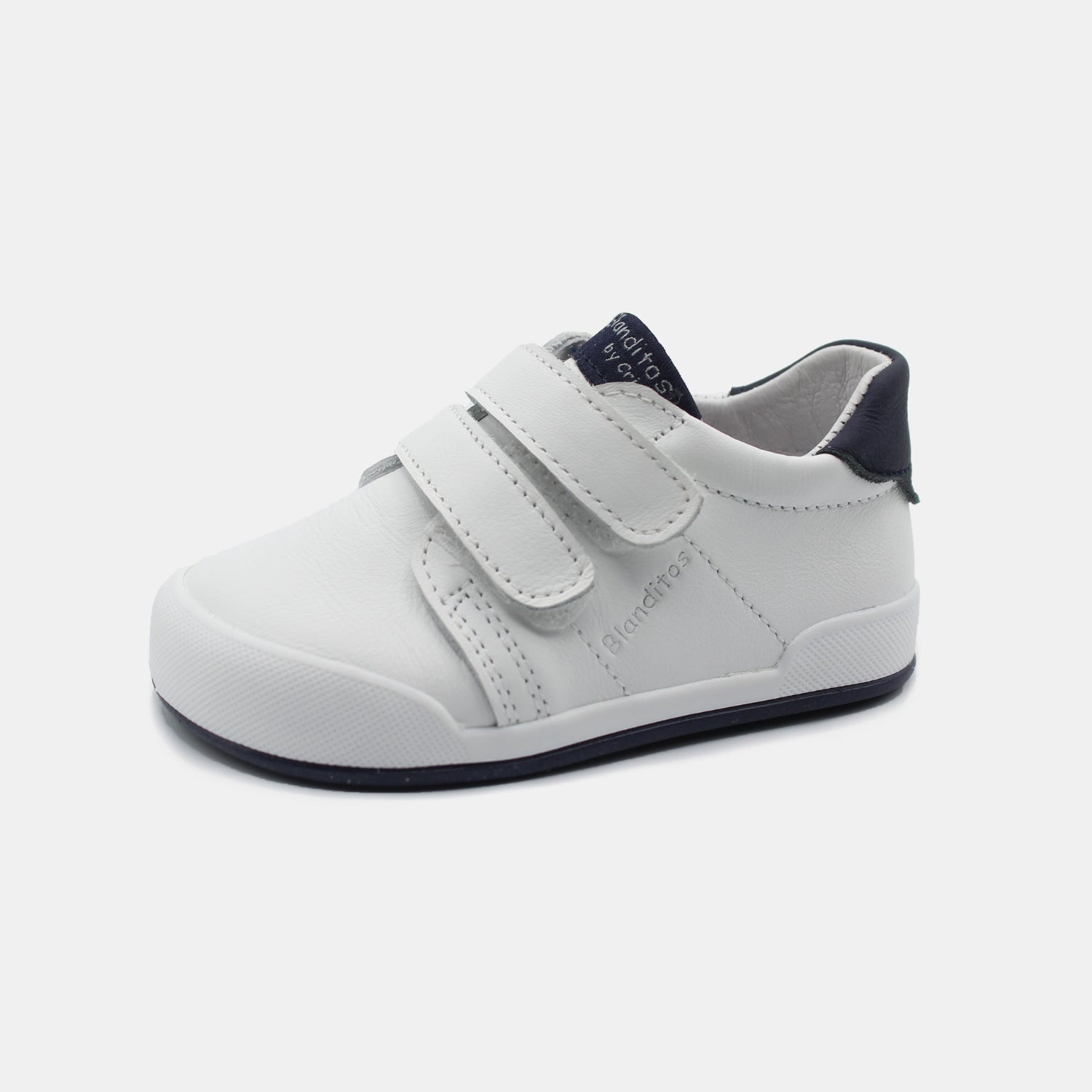 Zapatillas Londres en color Blanco, calzado barefoot para niños de pies libres, flexibles, ergonómicas y ligeras, ideales para el desarrollo natural del pie infantil. 💡 Ideal para todo tipo de empeines.