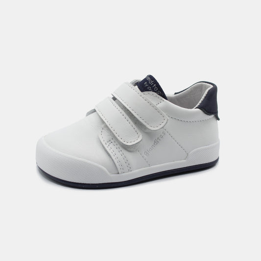 Zapatillas Londres en color Blanco, calzado barefoot para niños de pies libres, flexibles, ergonómicas y ligeras, ideales para el desarrollo natural del pie infantil. 💡 Ideal para todo tipo de empeines.