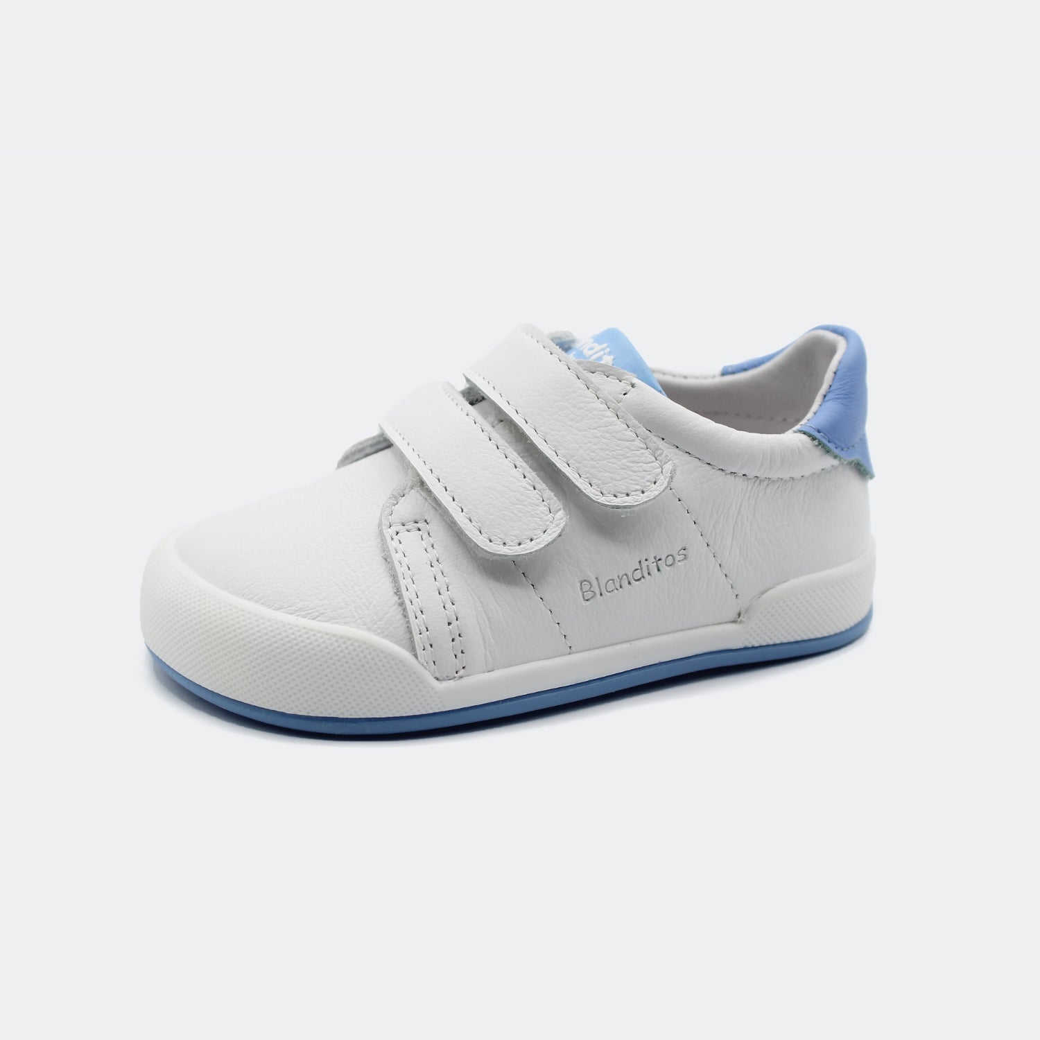 Zapatillas Londres en color Celeste, calzado barefoot para niños de pies libres, flexibles, ergonómicas y ligeras, ideales para el desarrollo natural del pie infantil. 💡 Ideal para todo tipo de empeines.
