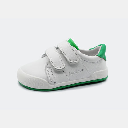 Zapatillas Londres en color Verde, calzado barefoot para niños de pies libres, flexibles, ergonómicas y ligeras, ideales para el desarrollo natural del pie infantil. 💡 Ideal para todo tipo de empeines.