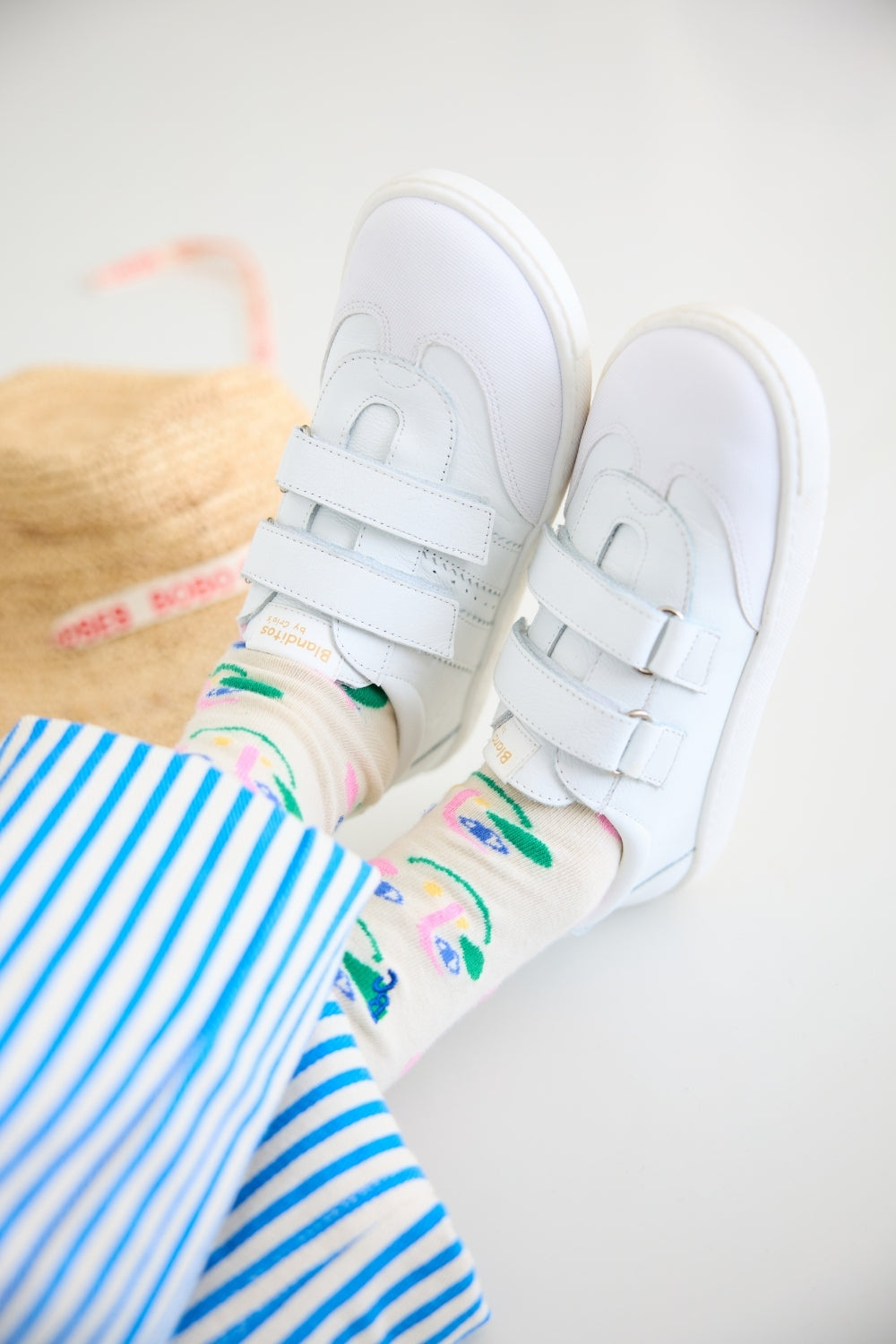 Zapatillas Marea en color Blanco, calzado barefoot para niños de pies libres, flexibles, ergonómicas y ligeras, ideales para el desarrollo natural del pie infantil. 💡 Ideal para todo tipo de empeines.