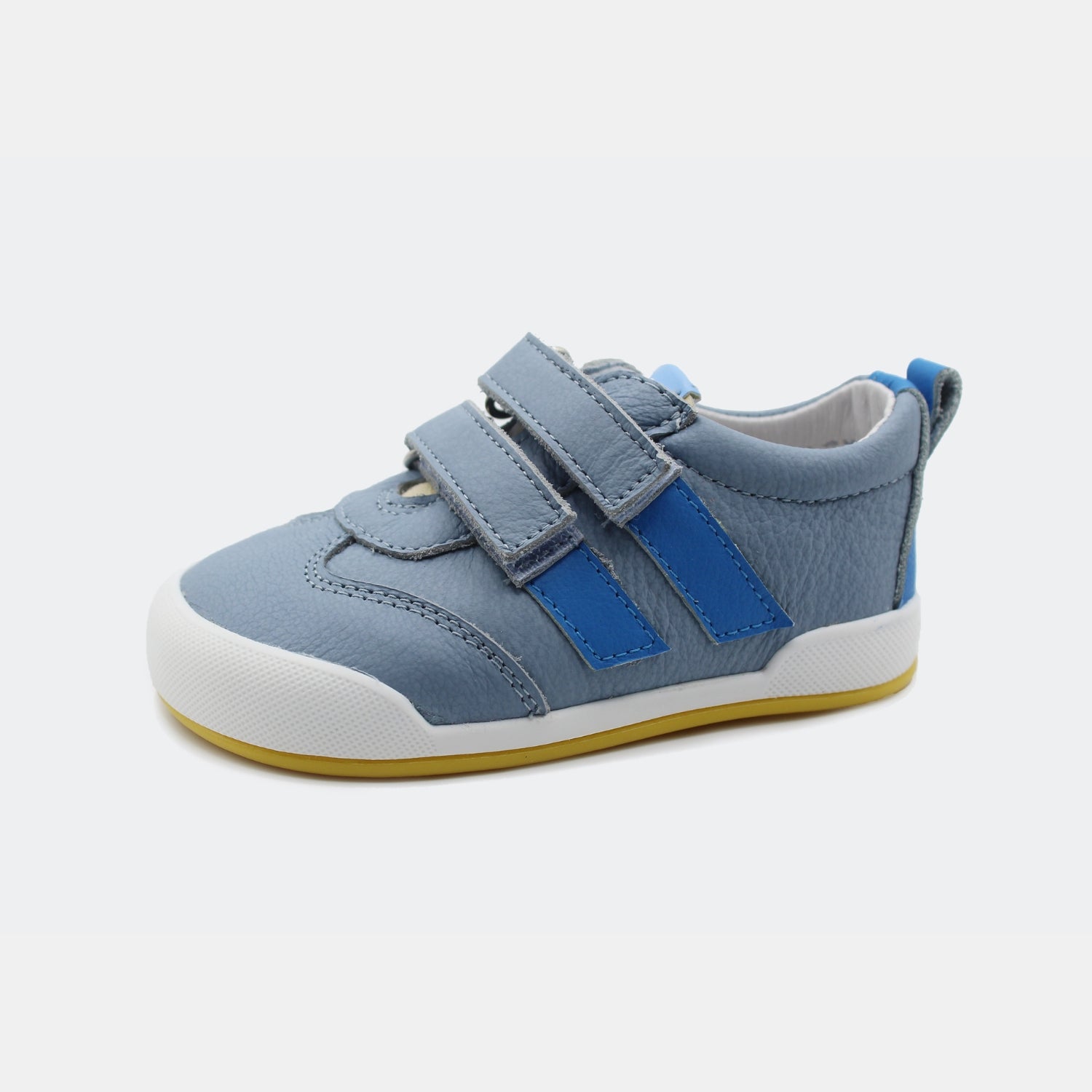 Zapatillas Milan en color Azul, calzado barefoot para niños de Pies Libres. Flexibles, ergonómicas y ligeras, ideales para el desarrollo natural del pie infantil. 💡 Ideal para todo tipo de empeines.
