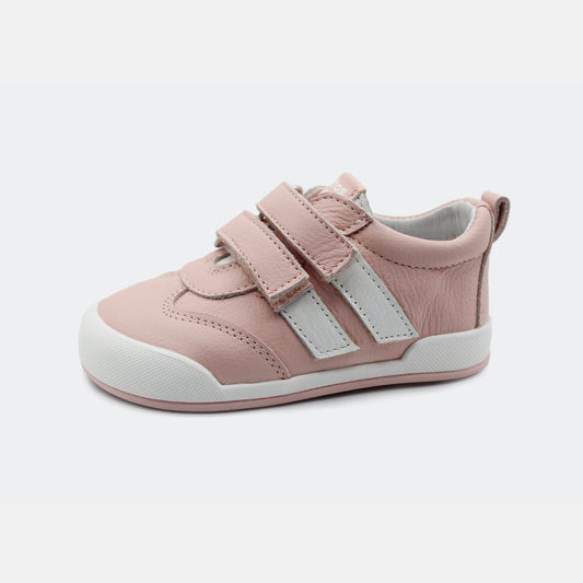 Zapatillas Milan en color Rosita, calzado barefoot para niños de Pies Libres. Flexibles, ergonómicas y ligeras, ideales para el desarrollo natural del pie infantil. 💡 Ideal para todo tipo de empeines.