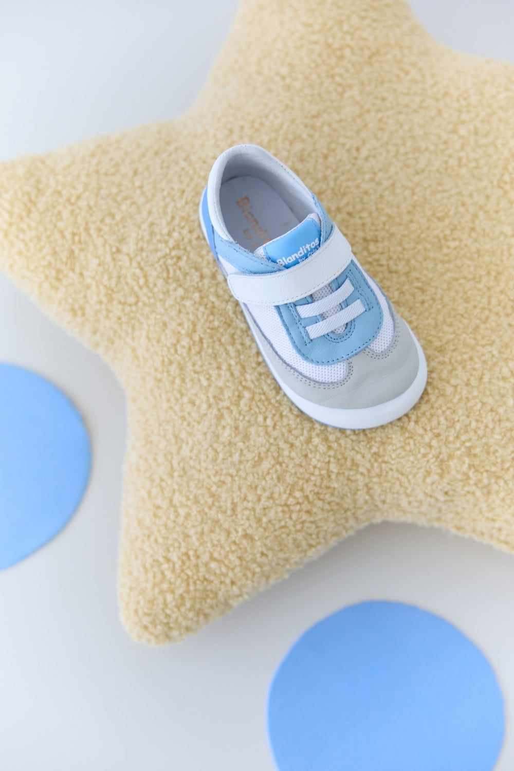 Zapatillas Modena en color Azulon, calzado barefoot para niños de pies libres, flexibles, ergonómicas y ligeras, ideales para el desarrollo natural del pie infantil. 💡 Ideal para todo tipo de empeines.