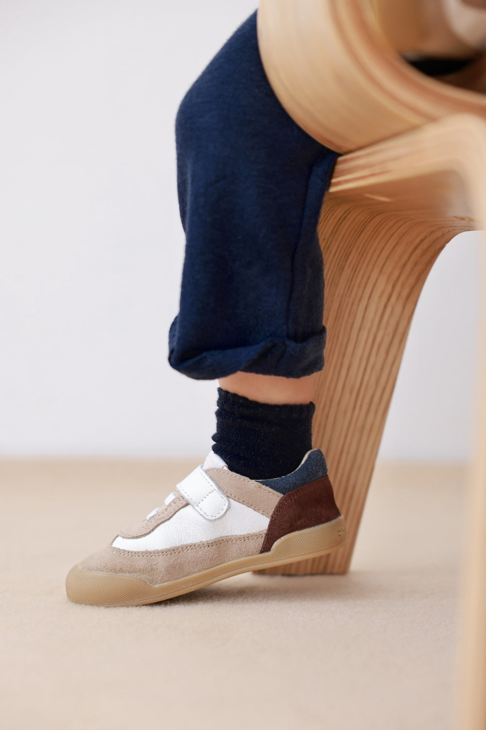 Zapatillas Modena en color Arena, calzado barefoot para niños de pies libres, flexibles, ergonómicas y ligeras, ideales para el desarrollo natural del pie infantil. 💡 Ideal para todo tipo de empeines.