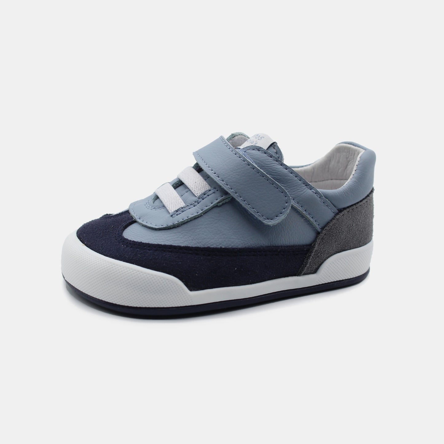 Zapatillas Modena en color Azul, calzado barefoot para niños de pies libres, flexibles, ergonómicas y ligeras, ideales para el desarrollo natural del pie infantil. 💡 Ideal para todo tipo de empeines.