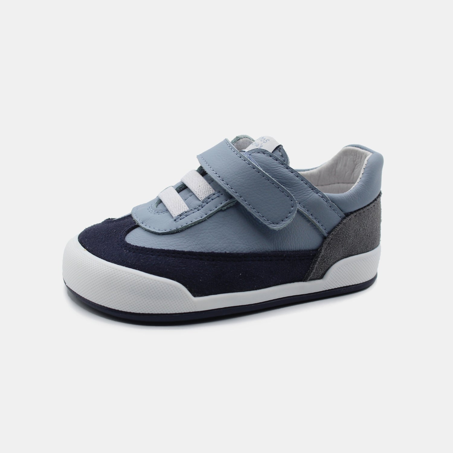 Zapatillas Modena en color Azul, calzado barefoot para niños de pies libres, flexibles, ergonómicas y ligeras, ideales para el desarrollo natural del pie infantil. 💡 Ideal para todo tipo de empeines.