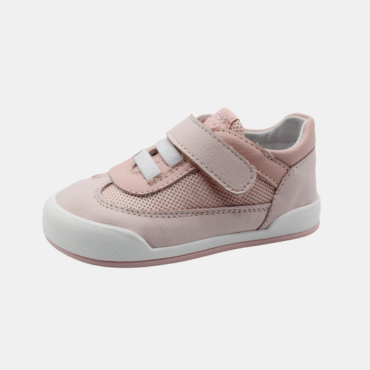 Zapatillas Modena en color Rosa, calzado barefoot para niños de pies libres, flexibles, ergonómicas y ligeras, ideales para el desarrollo natural del pie infantil. 💡 Ideal para todo tipo de empeines.