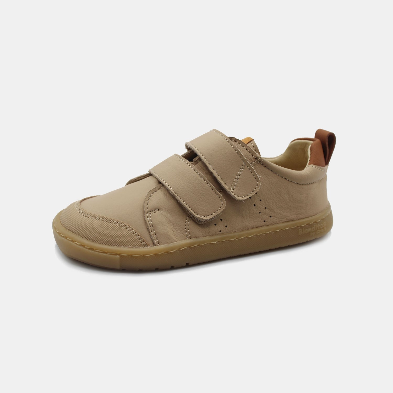Zapatillas Rio en color Arena, calzado barefoot para niños de pies libres, flexibles, ergonómicas y ligeras, ideales para el desarrollo natural del pie infantil. 💡 Ideal para todo tipo de empeines.