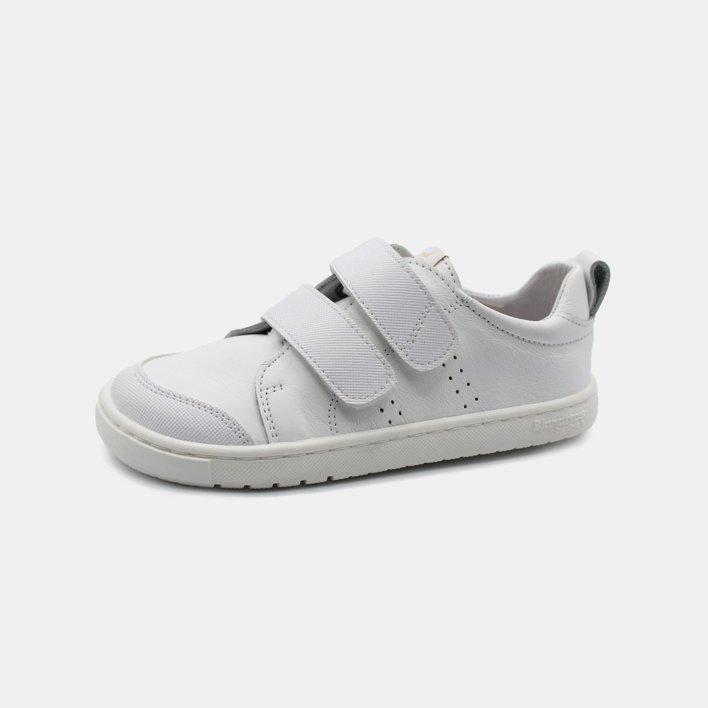 Zapatillas Rio en color Blanco, calzado barefoot para niños de pies libres, flexibles, ergonómicas y ligeras, ideales para el desarrollo natural del pie infantil. 💡 Ideal para todo tipo de empeines.